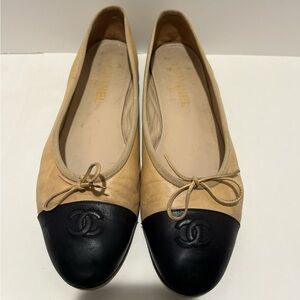 CHANEL Cap Toe Ballet Flats with Bow tie in Beige/Black Calfskin Leather, Sz 41